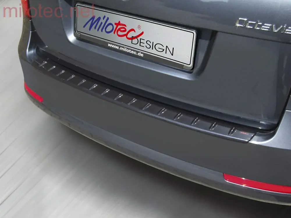 kat.č. 658 04 - Práh pátých dveří s výstupky, černý lesklý „klavírlak“, Octavia II. RS Combi 2005-2008 / RS Combi Facelift 2009-2012