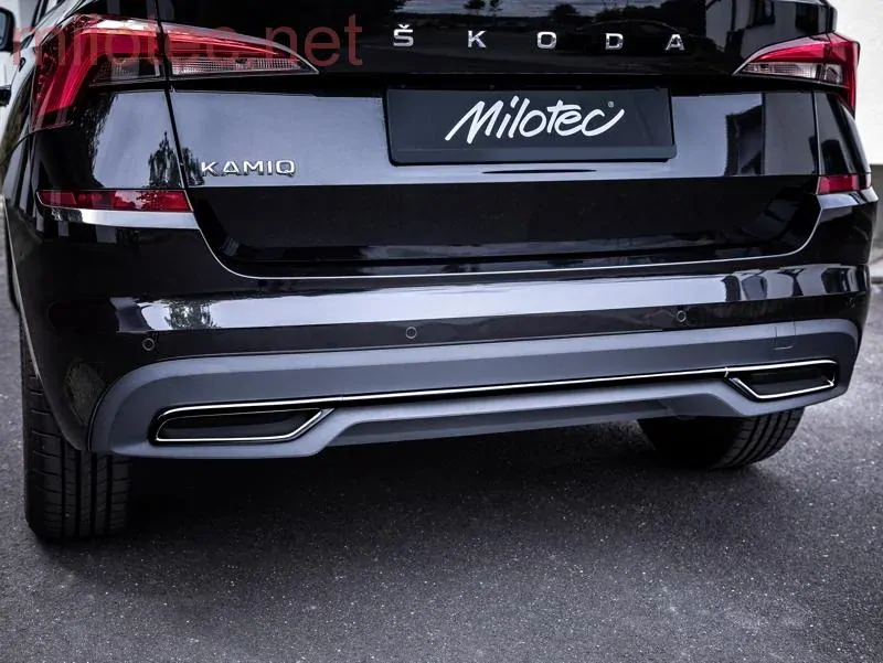 kat.č. 10 061 04 - Dummy – koncovky výfuku s dekor lištou nárazníku, černý lesklý "klavírlak", Kamiq od r.v. 2019