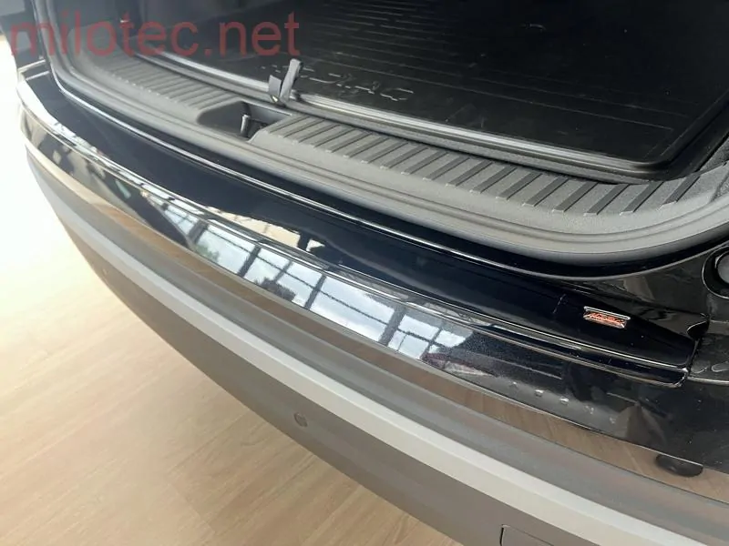 kat.č. 2 956 04 - Práh pátých dveří - černý lesklý „klavírlak“, Kodiaq II. 01/2024 –›