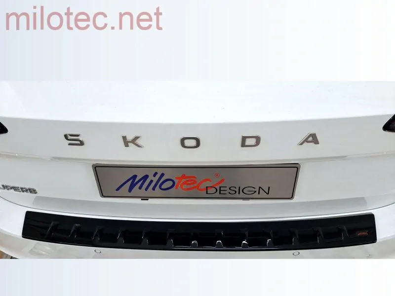 kat.č. 4 444 04 - Práh pátých dveří - černý lesklý "klavírlak", Superb IV. Combi