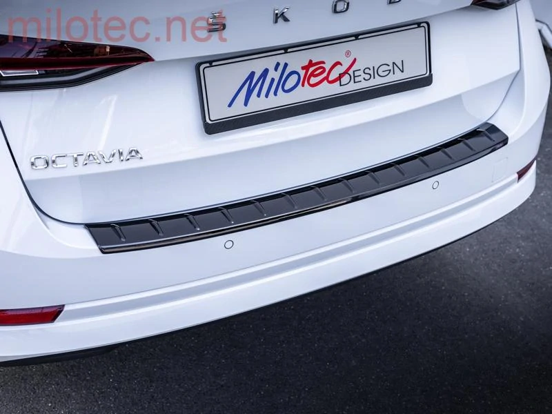 kat.č. 44 657 04 - Práh pátých dveří s výstupky, černý lesklý "klavírlak", Škoda Octavia IV. Combi Facelift / Combi RS Facelift, od r.v. 2024