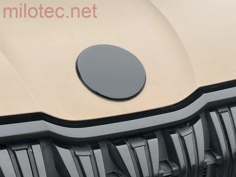 kat.č. 2 965 04 - Kryt emblému - přední, černý lesklý "klavírlak" , Kodiaq II. 