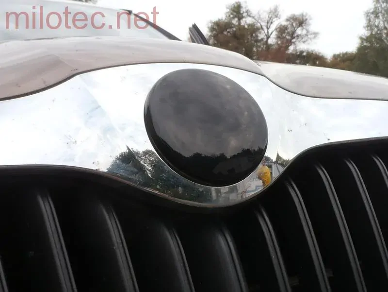 kat.č. 465 04 K - Kryt emblému - černý lesklý "klavírlak", Superb I. 2002-2008  /  Superb II. 2008-2013