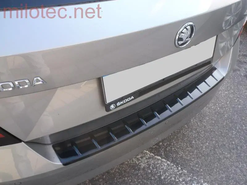 kat.č. 3 595 04 - Práh pátých dveří s výstupky, černý lesklý "klavírlak", Fabia III. Limousine 2014-2018 / Fabia III. Facelift Limousine 2018-