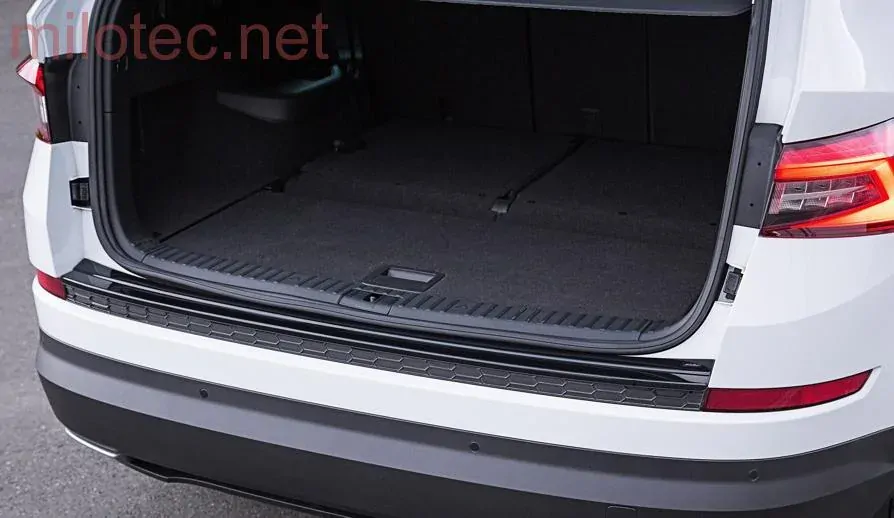 kat.č. 956 04 - Práh pátých dveří s krátkou hranou - černý lesklý „klavírlak“, Kodiaq 2016-2021 / Kodiaq Facelift 2021-