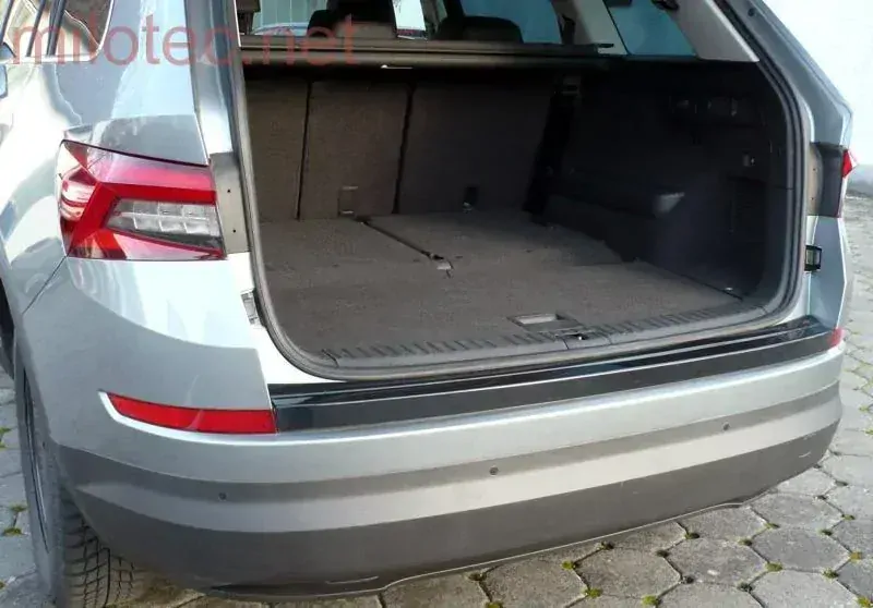 kat.č. 957 04 - Práh pátých dveří s dlouhou hranou - černý lesklý „klavírlak“, Kodiaq od r.v. 2016-2021