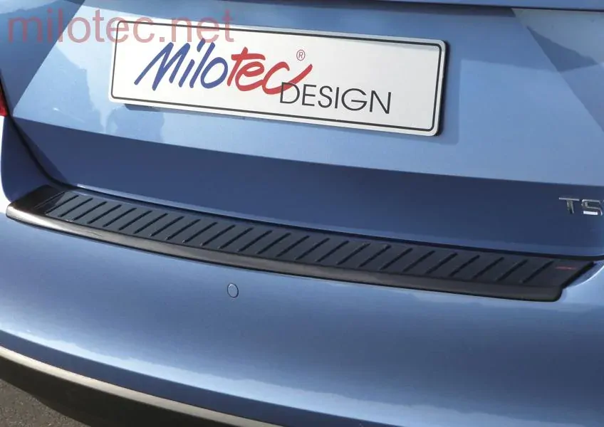 kat.č. 786 04 - Práh pátých dveří s výstupky, černý lesklý "klavírlak", Rapid Limousine od r.v. 2013