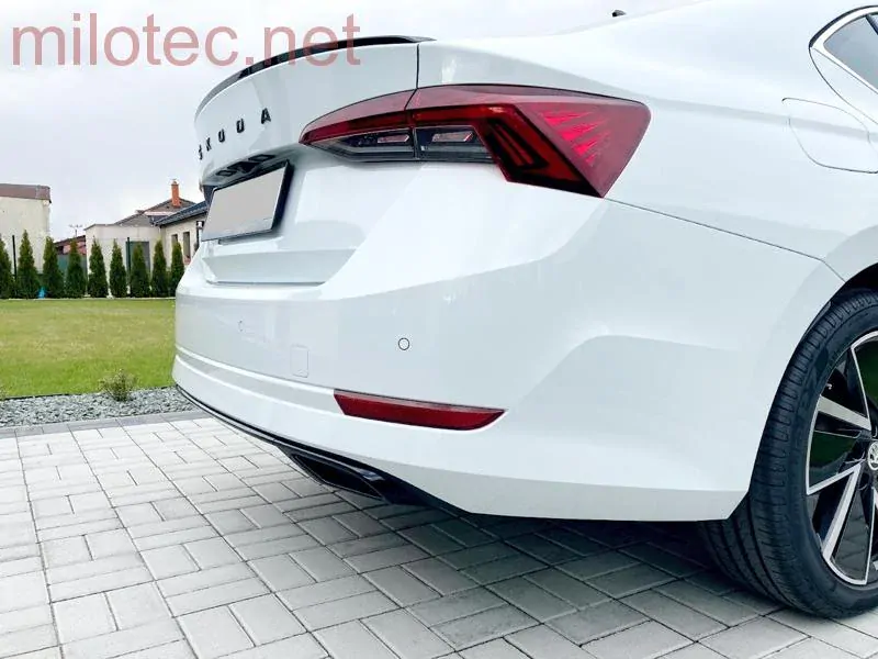 kat.č. 4 688 04 - Dummy – koncovky výfuku se středovou lištou, černý lesklý "klavírlak", Octavia IV., Limousine / Combi / Hybrid, od r.v. 2020