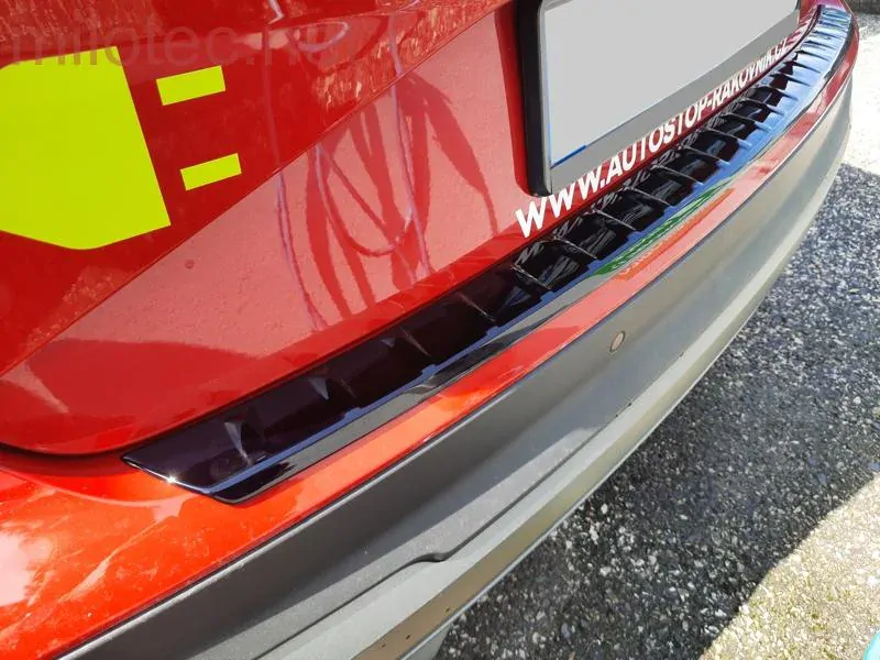 kat.č. 11 057 04 - Práh pátých dveří s výstupky, černý lesklý "klavírlak", Škoda Enyaq, od r.v. 2020