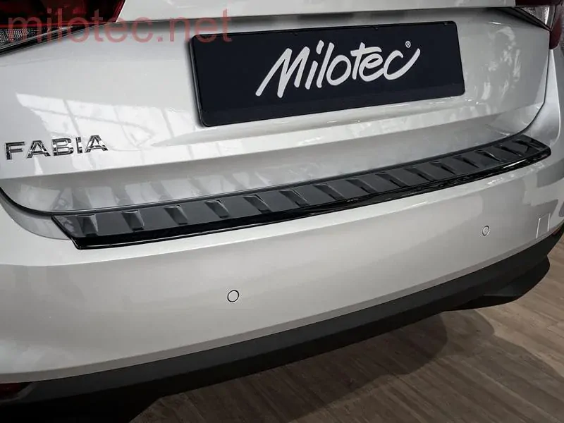 kat.č. 4 595 04 - Práh pátých dveří s výstupky, černý lesklý "klavírlak", Fabia IV. Limousine 2021–›