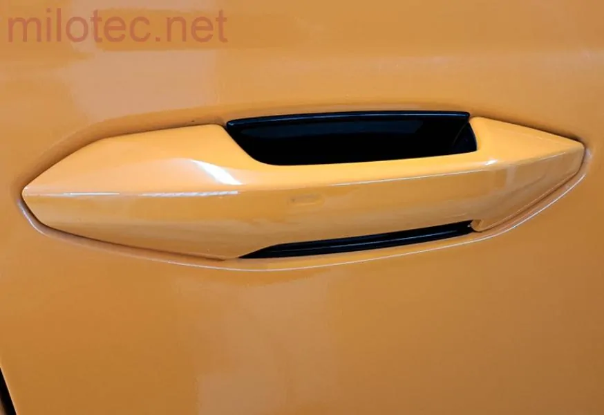 kat.č. 4 255 04 - Kryty pod kliky, černý lesklý "klavírlak", Octavia IV. / Kodiaq II. / Elroq / Enyaq