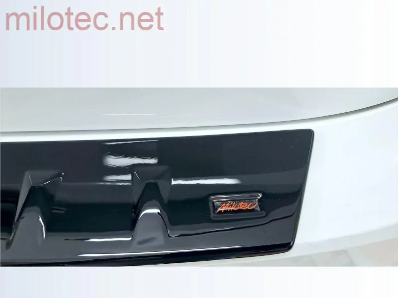 kat.č. 4 444 04 - Práh pátých dveří - černý lesklý "klavírlak", Superb IV. Combi