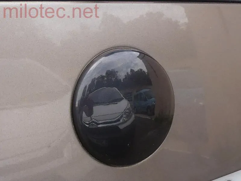 kat.č. 465 04 K - Kryt emblému - černý lesklý "klavírlak", Superb I. 2002-2008  /  Superb II. 2008-2013