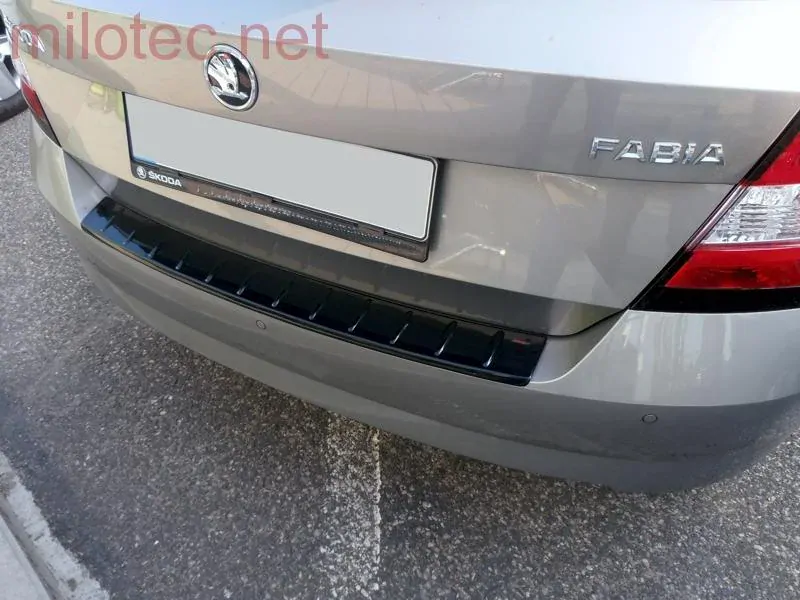 kat.č. 3 595 04 - Práh pátých dveří s výstupky, černý lesklý "klavírlak", Fabia III. Limousine 2014-2018 / Fabia III. Facelift Limousine 2018-