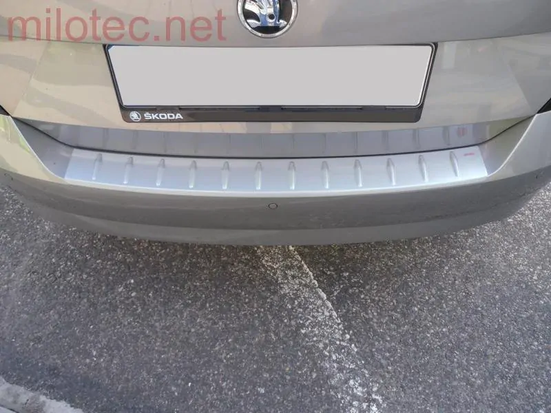 kat.č. 3 595 15 - Práh pátých dveří s výstupky, stříbrný matný, Fabia III. Limousine 2014-2018 / Fabia III. Facelift Limousine 2018-