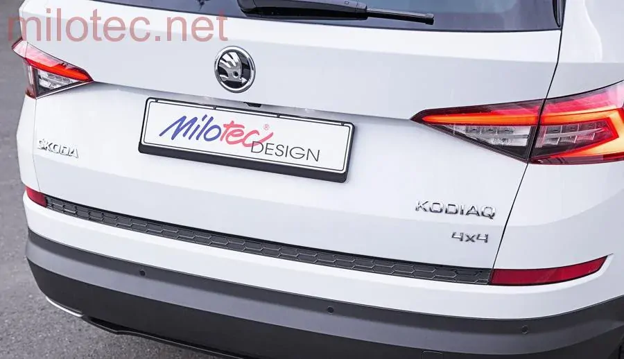 kat.č. 956 04 - Práh pátých dveří s krátkou hranou - černý lesklý „klavírlak“, Kodiaq 2016-2021 / Kodiaq Facelift 2021-