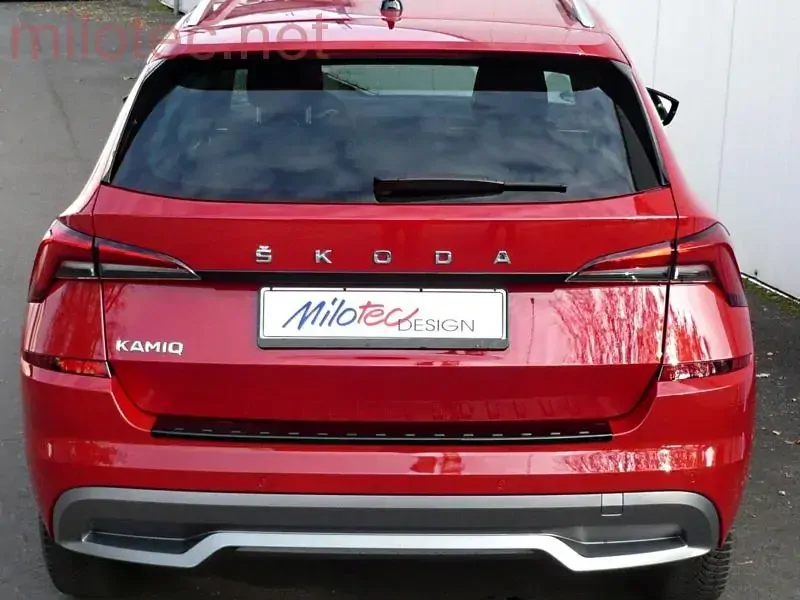 kat.č. 10 057 04 - Práh pátých dveří - černý lesklý "klavírlak", Kamiq 2019-10/2023