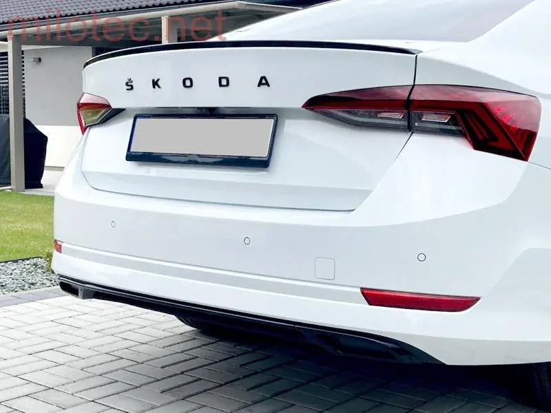 kat.č. 4 688 04 - Dummy – koncovky výfuku se středovou lištou, černý lesklý "klavírlak", Octavia IV., Limousine / Combi / Hybrid, od r.v. 2020