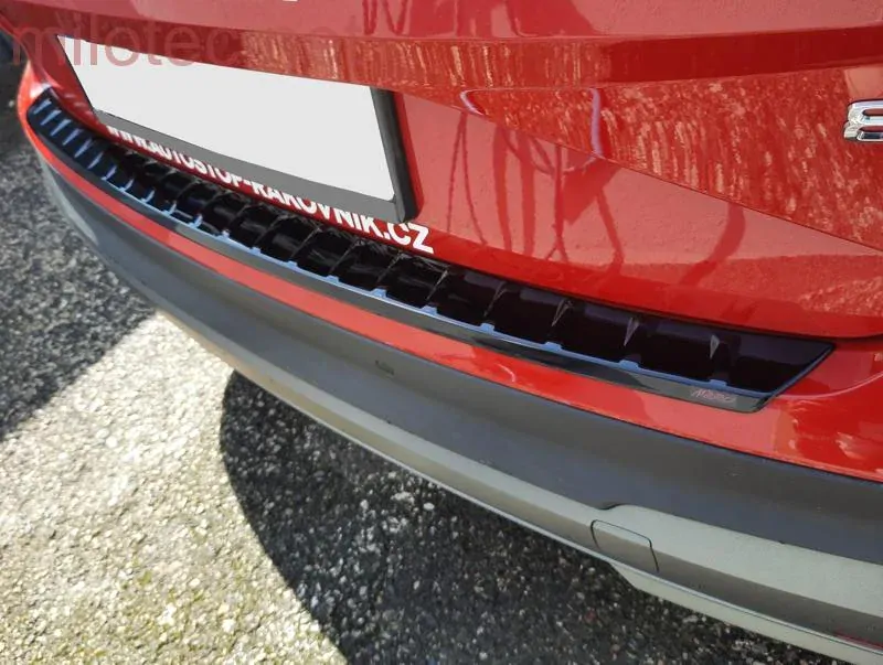 kat.č. 11 057 04 - Práh pátých dveří s výstupky, černý lesklý "klavírlak", Škoda Enyaq, od r.v. 2020