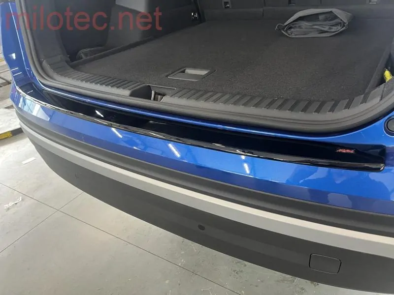 kat.č. 2 956 04 - Práh pátých dveří - černý lesklý „klavírlak“, Kodiaq II. 01/2024 –›