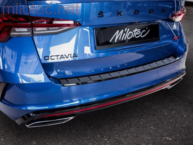 kat.č. 4 657 04 - Práh pátých dveří s výstupky, černý lesklý "klavírlak", Škoda Octavia IV. Combi / Combi RS, od r.v. 2019