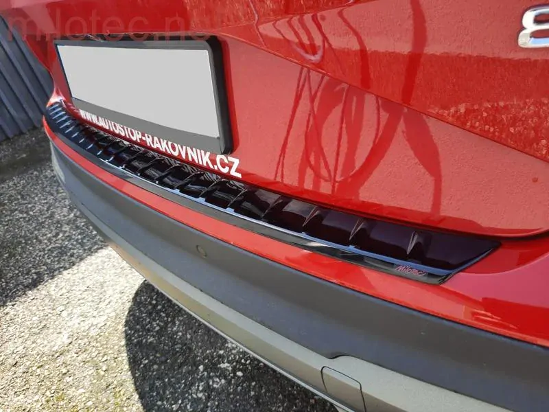 kat.č. 11 057 04 - Práh pátých dveří s výstupky, černý lesklý "klavírlak", Škoda Enyaq, od r.v. 2020