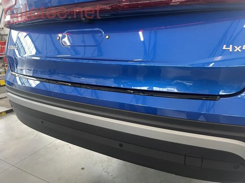 kat.č. 2 956 04 - Práh pátých dveří - černý lesklý „klavírlak“, Kodiaq II. 01/2024 –›