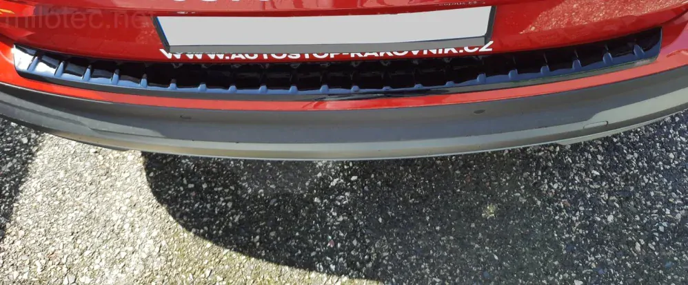 kat.č. 11 057 04 - Práh pátých dveří s výstupky, černý lesklý "klavírlak", Škoda Enyaq, od r.v. 2020