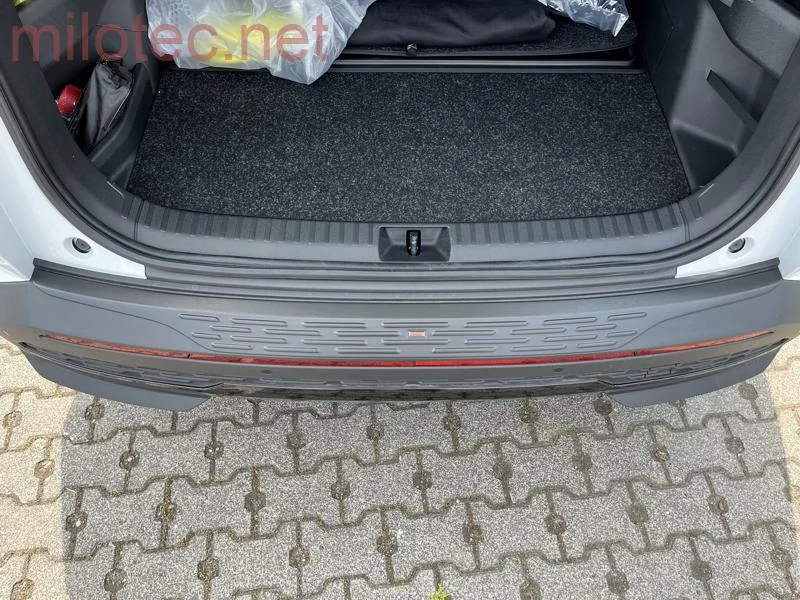 kat.č. 12 057 04 R - Práh pátých dveří s výstupky, černý rastr, Škoda Elroq 2025 –›