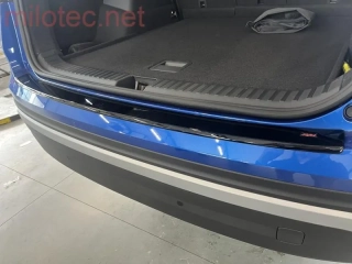 kat.č. 2 956 04 - Práh pátých dveří - černý lesklý „klavírlak“, Kodiaq II. 01/2024 –›