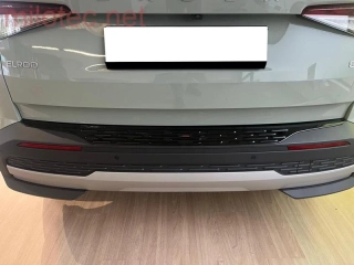 kat.č. 12 057 04 - Práh pátých dveří s výstupky, černý lesklý "klavírlak", Škoda Elroq 2025 –›